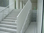 Массивные каменные ступени для уличных лестниц